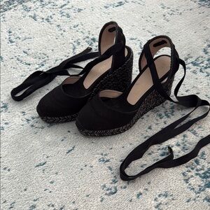 Stuart Weitzman Marguerita Wedge size 9